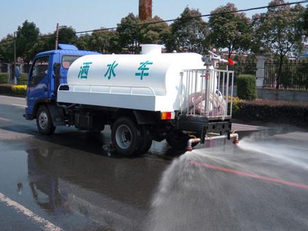 灑水車(chē)噴水出口: 前沖,后灑,后工作臺(tái)高炮 , 前沖